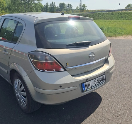 Opel Astra cena 10900 przebieg: 252400, rok produkcji 2009 z Wołomin małe 137